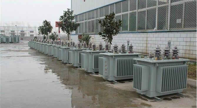 油浸式變壓器的保養(yǎng)如何去做？預防滲漏油：油浸式變壓器在油箱內充滿變壓器油，裝配中依靠緊固件對耐油橡膠元件加壓而密封。